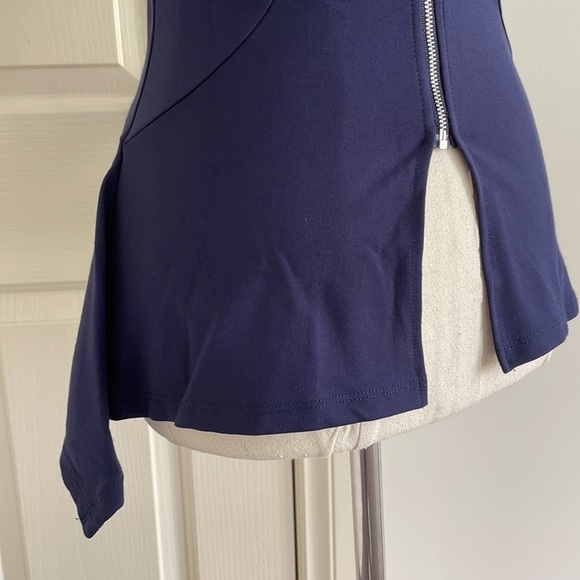 💙FOREVER NEW Sz6 Blue structured short sleeve blouse with zipper + flair detail - Picture 9 of 14
